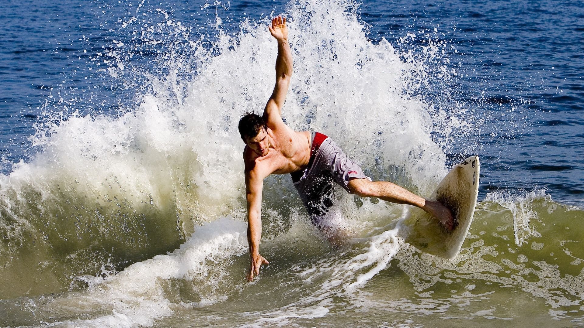 “竞技精神点燃全场！”——全球车迷狂热助威热潮